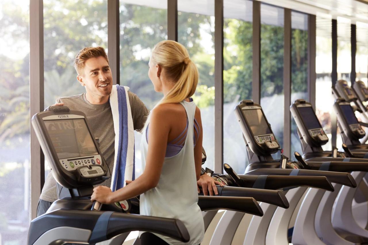Racv Royal Pines Resort Gold Coast Benowa Eksteriør billede A personal trainer with a client