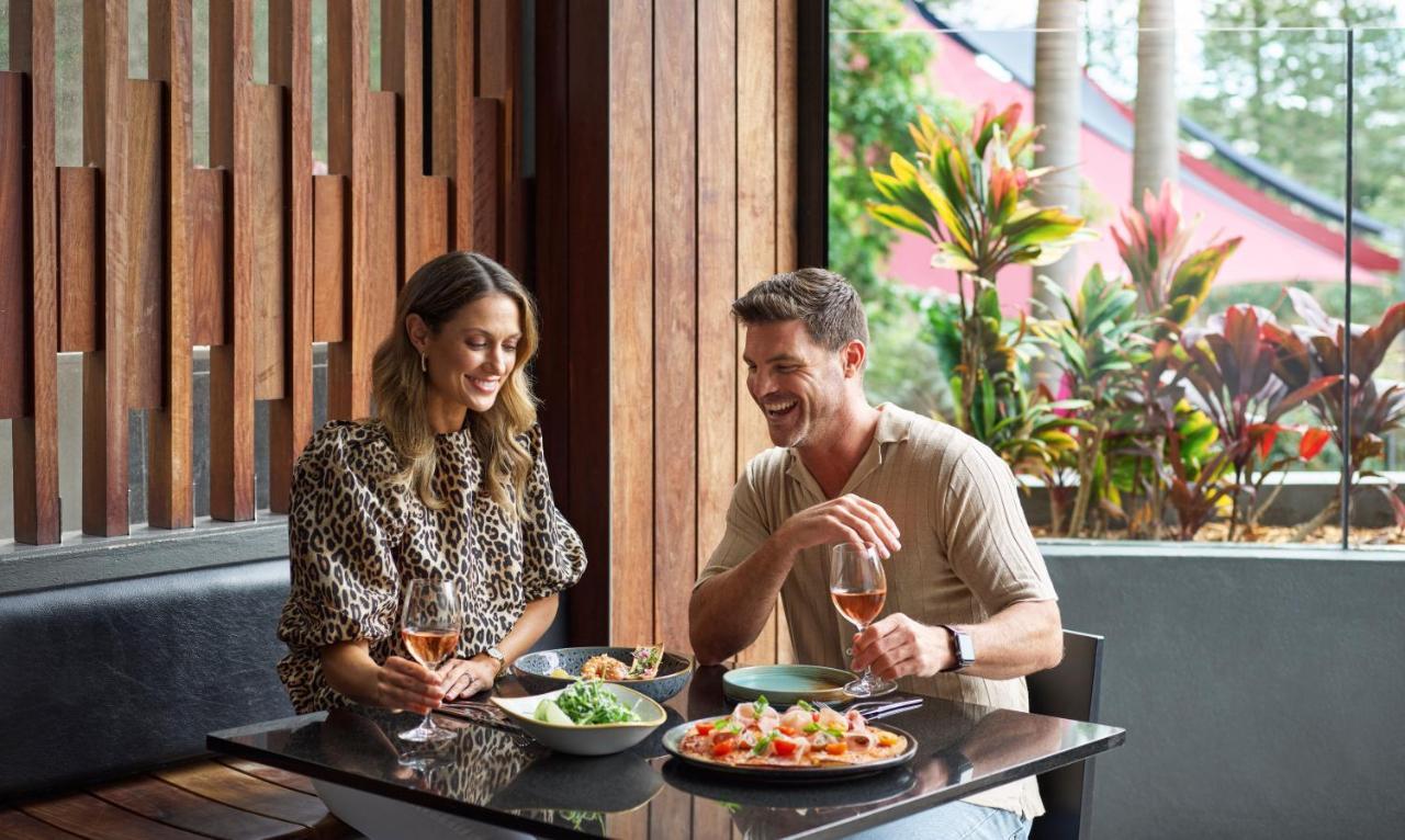 Racv Royal Pines Resort Gold Coast Benowa Eksteriør billede A couple dining at a restaurant