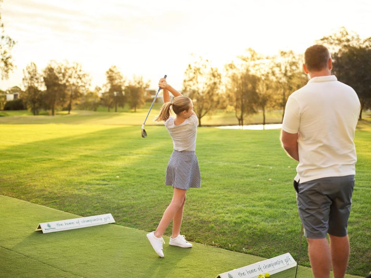 Racv Royal Pines Resort Gold Coast Benowa Eksteriør billede Golf instructor with a student