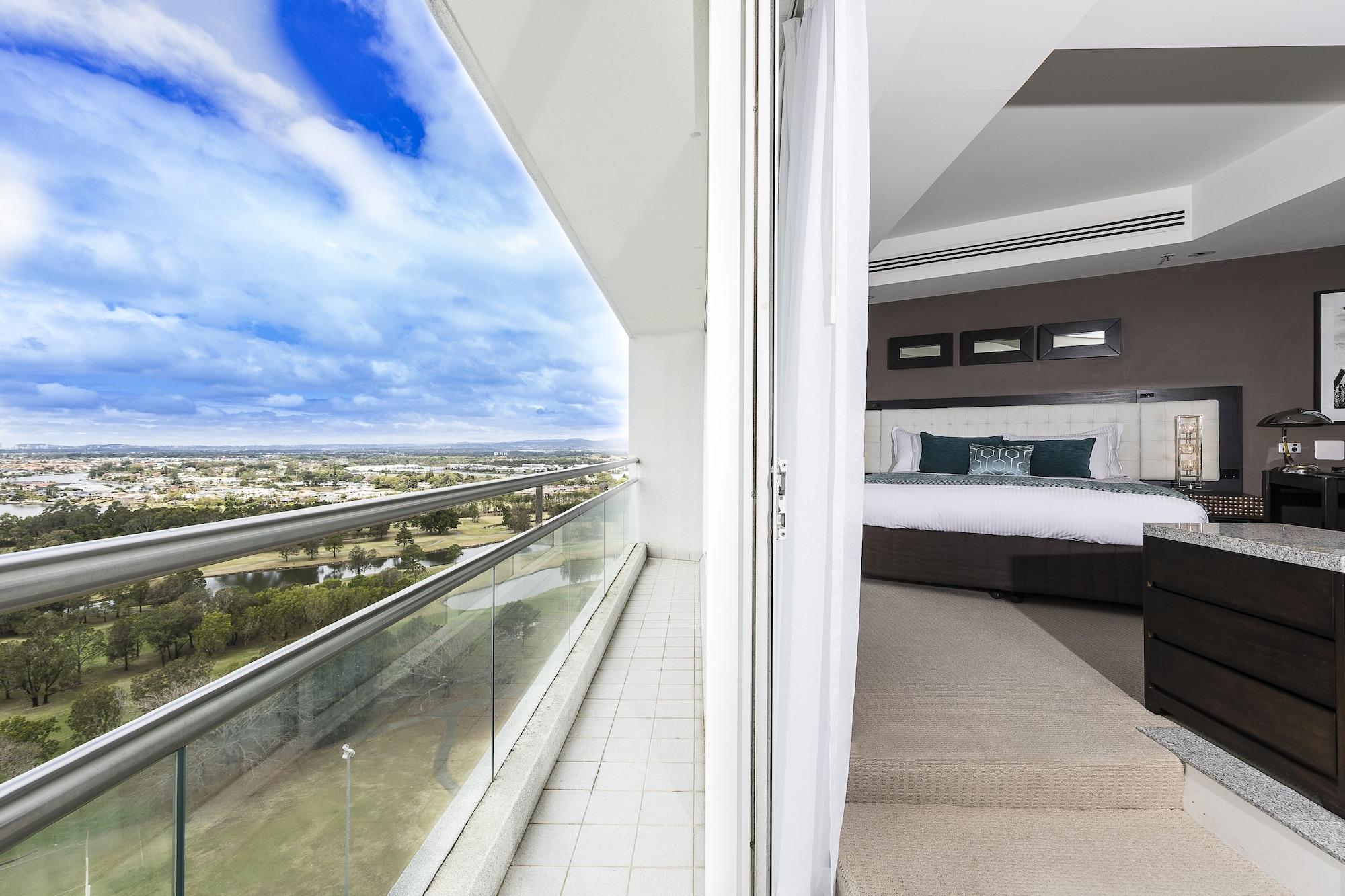 Racv Royal Pines Resort Gold Coast Benowa Eksteriør billede The apartment's bedroom and balcony