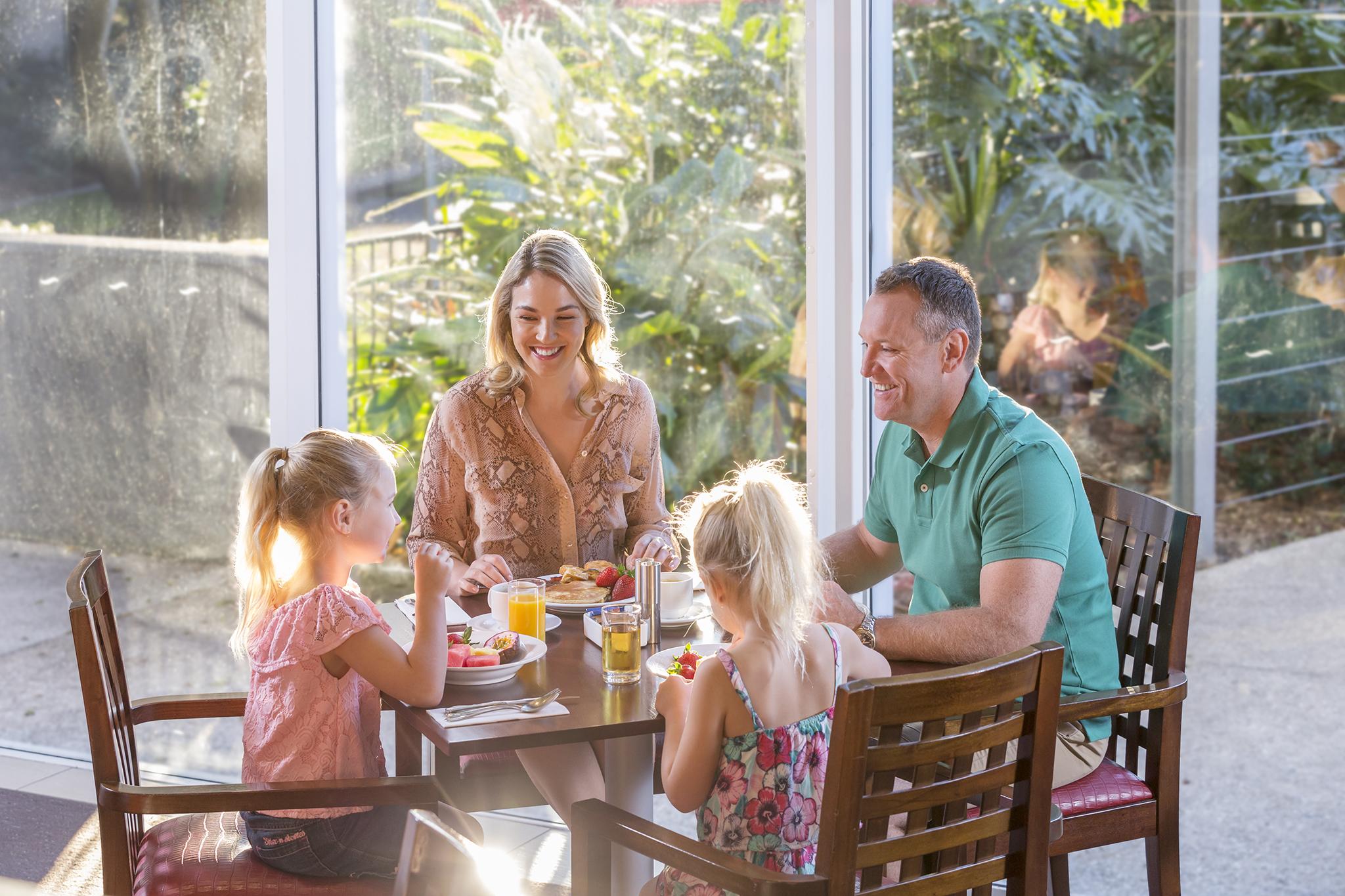 Racv Royal Pines Resort Gold Coast Benowa Eksteriør billede Family at breakfast