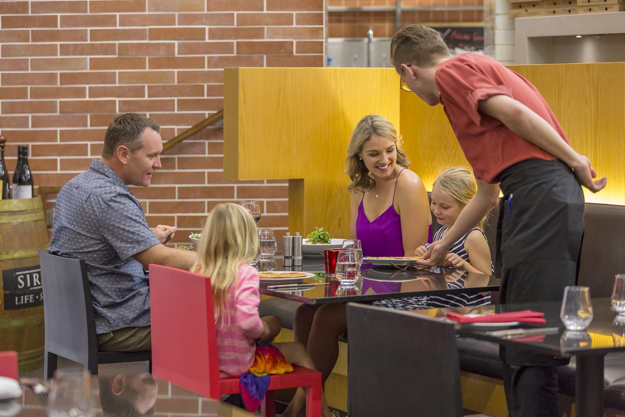 Racv Royal Pines Resort Gold Coast Benowa Eksteriør billede The judges and a family