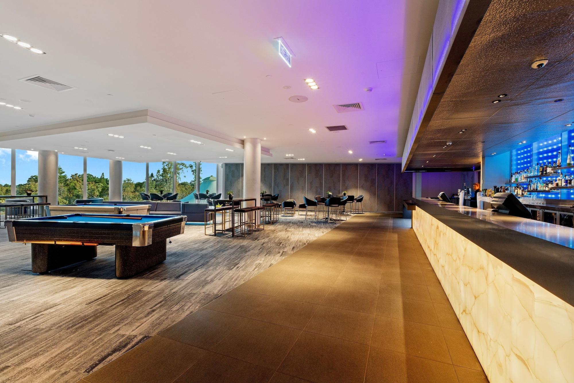 Racv Royal Pines Resort Gold Coast Benowa Eksteriør billede The pool table at the Sky Bar